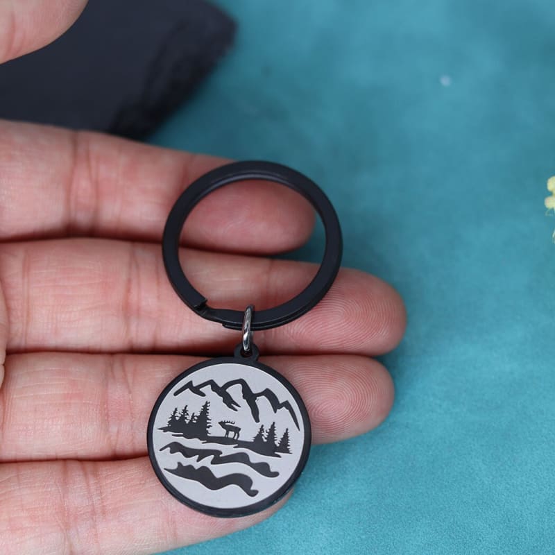 porte clé montagne pour randonneuse
