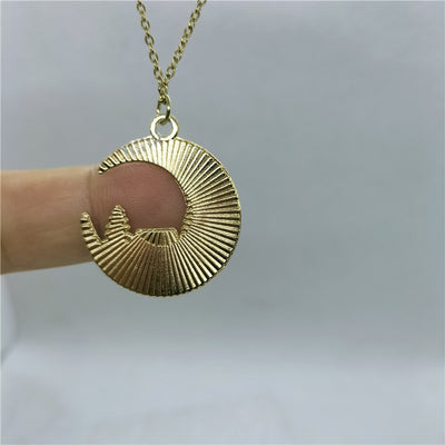 Horizon Enchanté : Pendentif Montagne doré