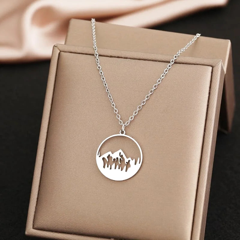 Exploration en Élégance: Pendentif Montagne
