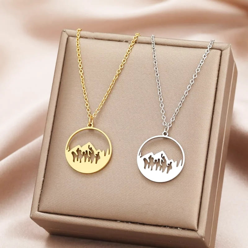 Exploration en Élégance: Pendentif Montagne